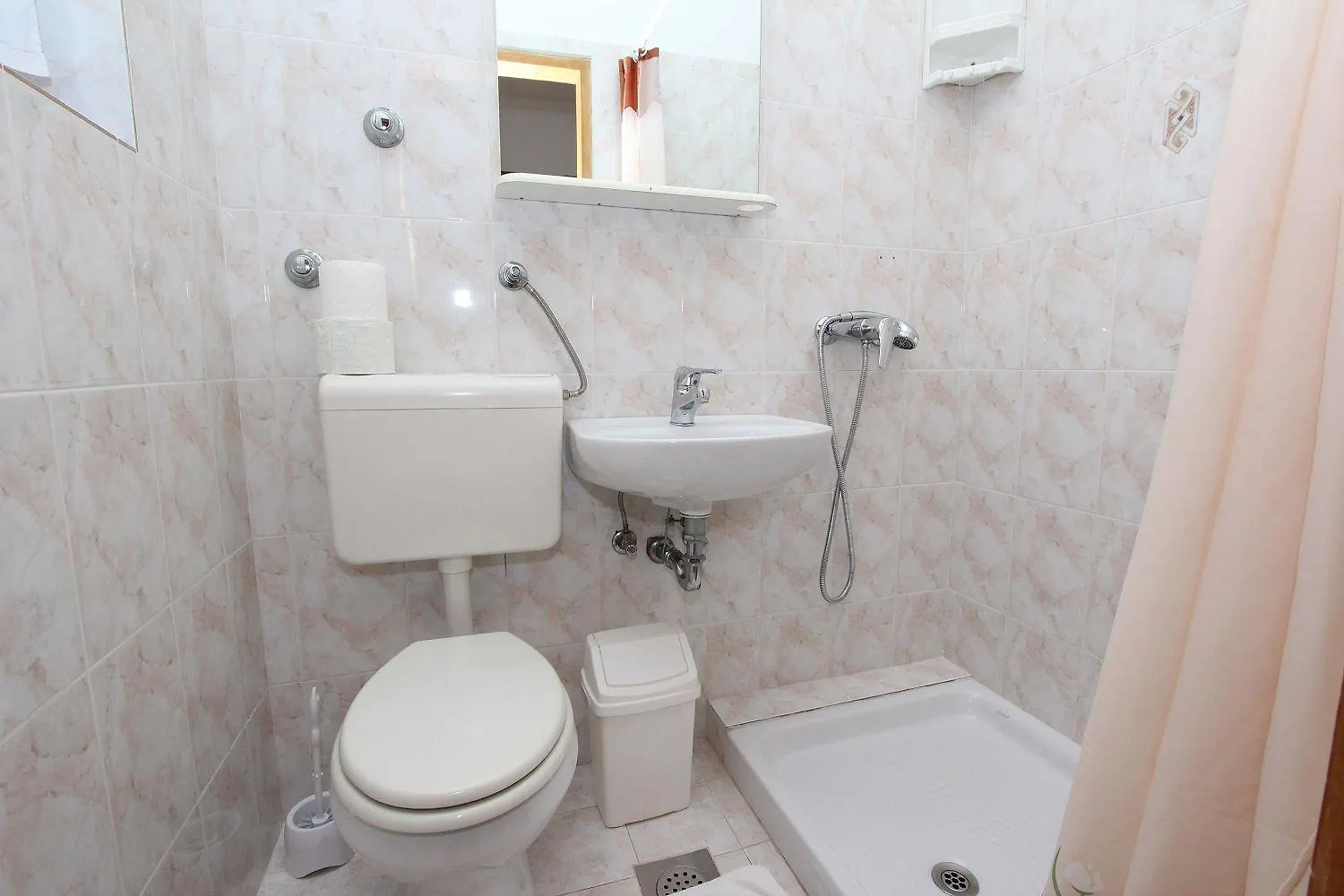 Charmantes Apartment Nur 10 Gehminuten Zum Strand Mit Privater Terrasse, Klima, Wifi Rovinj